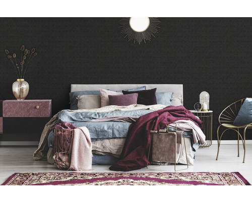 Slaapkamer met bed, nachtkastje, stoel en behang met patroon