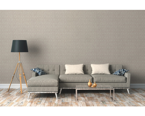 Woonkamer met grijze bank, staande lamp en behang met patroon