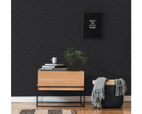 Kamerweergave met patroonbehang, houten commode, plant, decoratie en mand