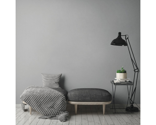 Woonkamerscène met bankje, kussen, deken, vloerlamp en bijzettafel