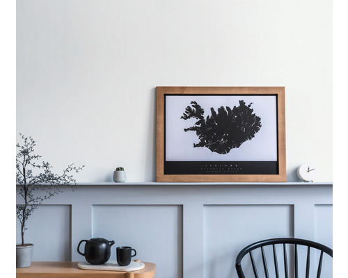 Decoratieve woonkamer met ingelijste IJslandkaart aan de muur