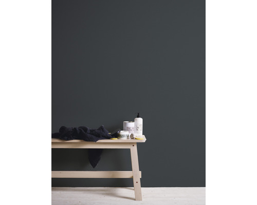 Lichte houten plank met handdoek, cosmeticapot en zeepdispenser voor donkere muur