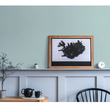 Decoratieve woonsfeer met IJsland kaart in lijst, theepot en kamerplanten