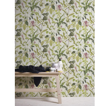 Wand met botanisch bloemenbehang, gedecoreerd met handdoek en badproducten op een houten tafel