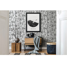 Interieur met bamboebehang, ladekast en decoratie