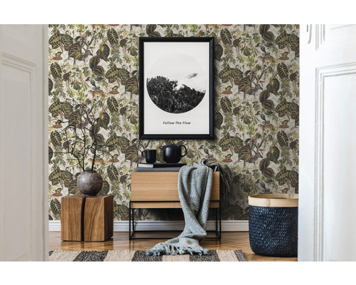 Kamer met junglebehang, ladekast, decoratie en vloerkleed