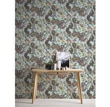 Scène met patroonbehang, tafel en decoratie