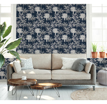 Woonkamer met bank en wandbehang met plantenmotief