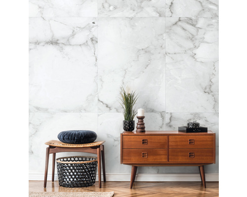 Decoratief interieur met dressoir en marmeren wandbekleding