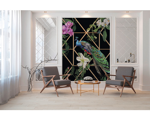 Woonkamer met fauteuils en een behang met pauwenmotief