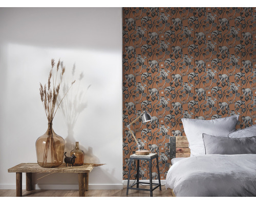 Slaapkamer met apenbehang, bedlamp en houten meubels