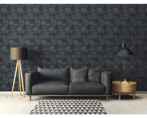 Woonkamer met patroonbehang, bank, staande lamp en bijzettafel