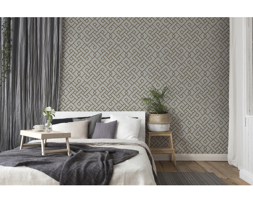 Slaapkamer met geometrisch patroonbehang, gordijnen en bed