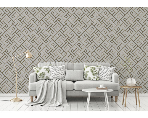 Woonkamer met geometrisch behang, bank en bijzettafels