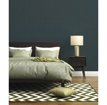 Slaapkamer met bed, nachtkastlamp en geometrisch behang