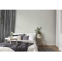 Lichte slaapkamer met bed, gordijnen en planten