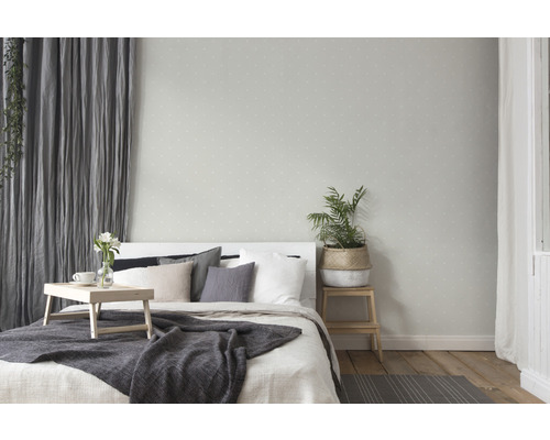 Lichte slaapkamer met bed, gordijnen en planten