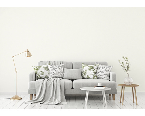 Woonkamerscène met bank, kussens, deken, lamp en tafel