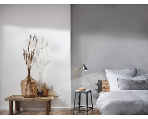 Lichte slaapkamer met houten tafel, glazen vazen en bed