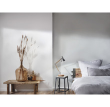 Lichte slaapkamer met decoraties en een nachtlampje