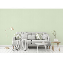 Woonkamer met bank, kussens, tafel en vloerlamp