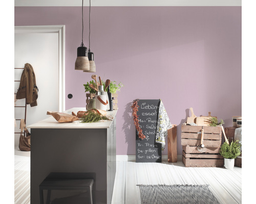 Lichte keuken met kookeiland, schoolbord en decoratieve elementen