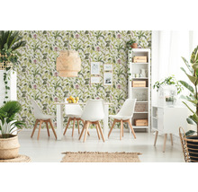 Lichte kamer met eettafel, stoelen en bloemen jungle behang