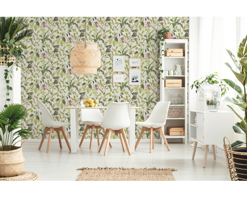 Lichte kamer met eettafel, stoelen en bloemen jungle behang
