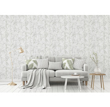 Woonkamer met bamboe behang, bank en lamp