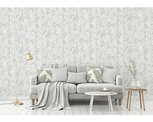 Woonkamer met bamboe behang, bank en lamp