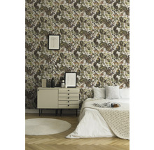 Slaapkamer met behang met plantmotieven, dressoir en bed