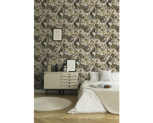 Slaapkamer met behang met plantmotieven, dressoir en bed
