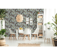 Lichte kamer met eettafel, stoelen en een muur met bloemenbehang.