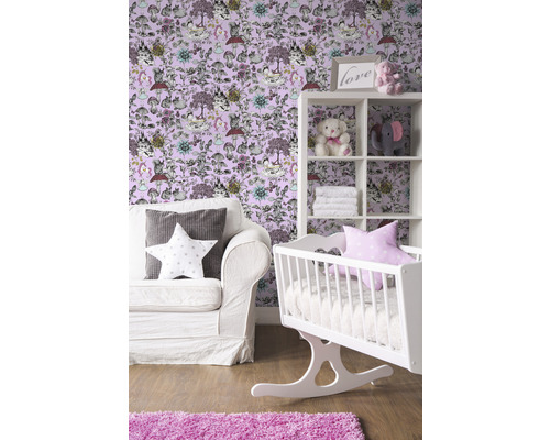 Kinderkamer met witte wieg, rek en bank voor een behang met dierenmotieven