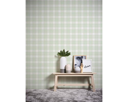 Kamer met geruit behang, decoratie en vloerkleed