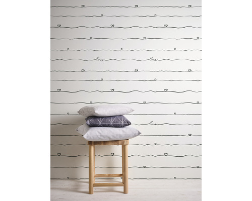 Behang met hartlijnpatroon en kussens op een kruk