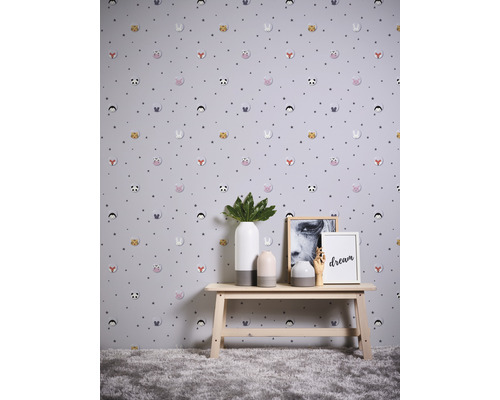 Kamer met behang met dierenmotieven en sterren, gedecoreerd op een bank