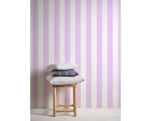Scene met gestreept behang en kussens op een kruk