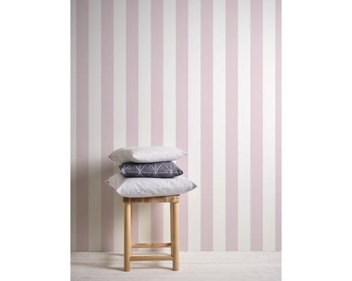Wanddecoratie met gestreept behang en kussens op een houten stoel