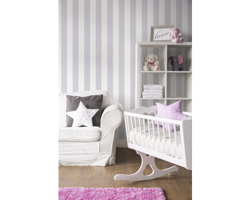 Babykamer met wieg, plank, fauteuil en gestreept behang