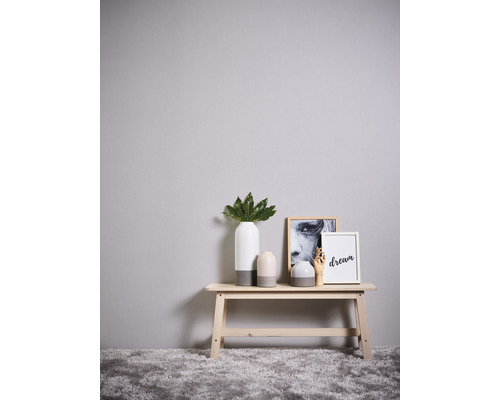 Decoratieve scène met tafel, vazen en foto''s voor een muur