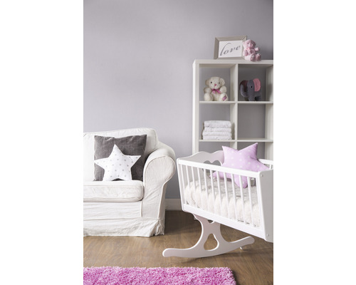 Kinderkamer met wieg, bank en plank