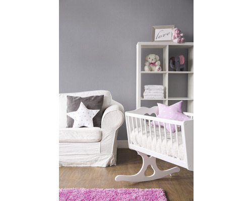 Kinderkamer met witte bank, rek en wieg