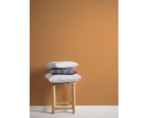 Decoratieve kussens gestapeld op een kruk