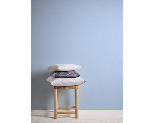 Stapel van drie kussens op een kruk