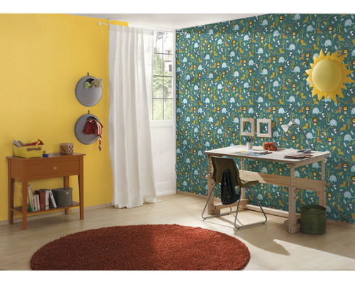 Kinderkamer met dierenbehang, bureau en vloerkleed