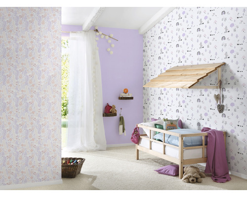 Kinderkamer met houten bed, behang met motief en decoratieve elementen