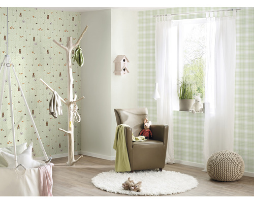 Licht ontworpen kamer met kinderkamerbehang, fauteuil, kapstok en hangmand