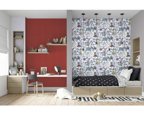 Kindvriendelijke kamer met bureau, planken en bed met patroonbehang