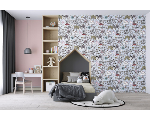 Kinderkamer met bureau, stoel, plank, huisbed en behang met patroon